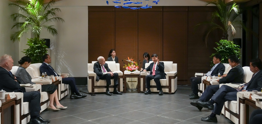 劉小明會見英國前投資大臣秦智濤