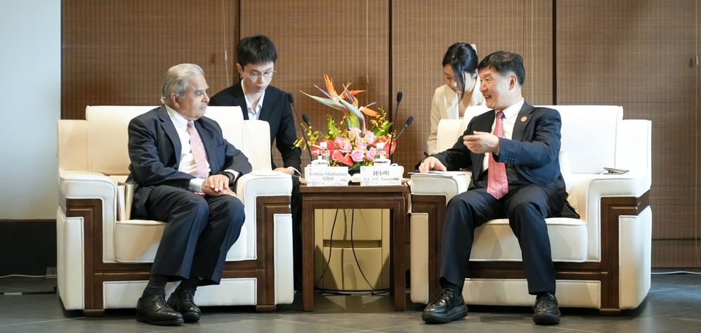 劉小明會見新加坡國立大學(xué)亞洲研究所特聘院士馬凱碩