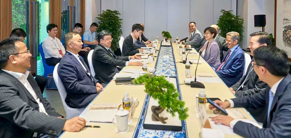馮飛會見沙特國際電力和水務(wù)公司客人