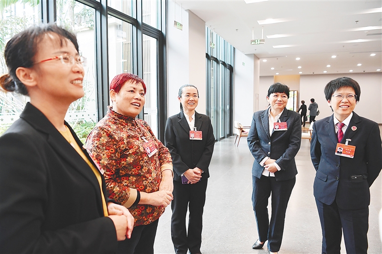 定安代表團部分代表熱烈交流