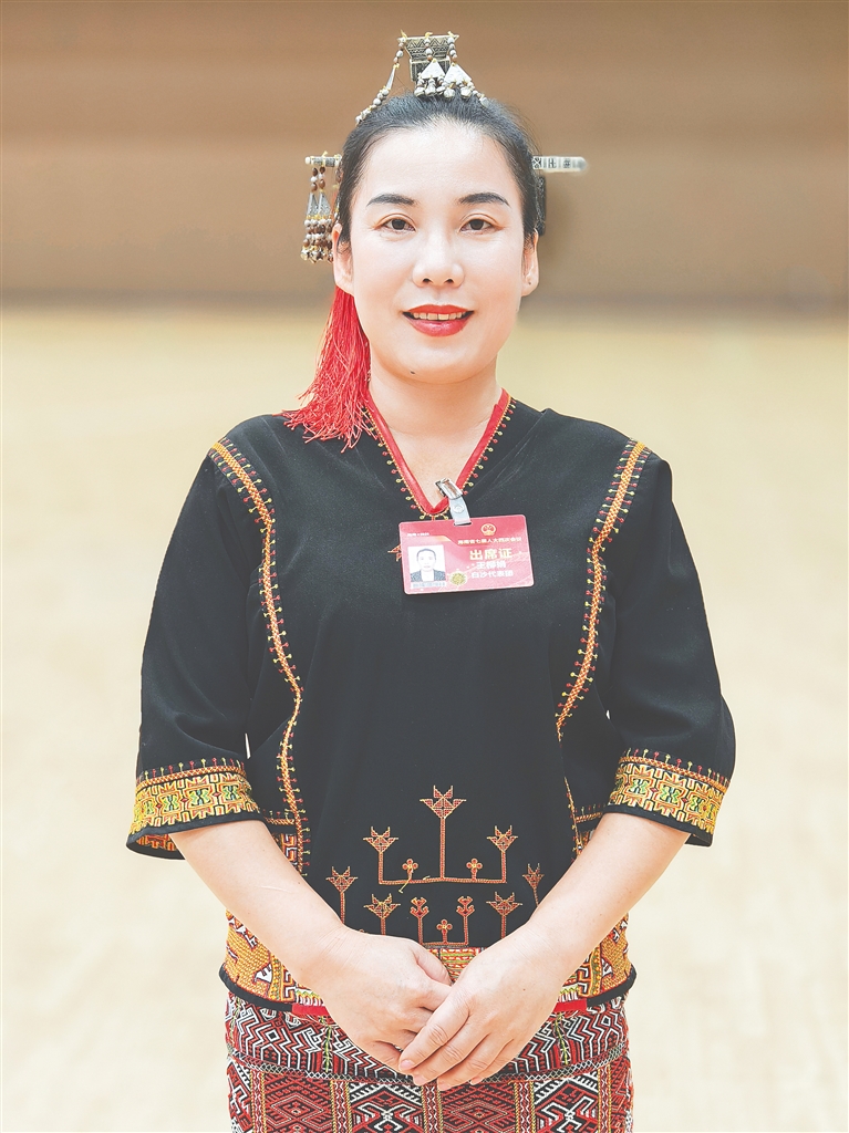 省人大代表、黎族傳統泥片制陶技藝白沙黎族自治縣縣級代表性傳承人王柳娟：推動非遺技藝創新融合發展
