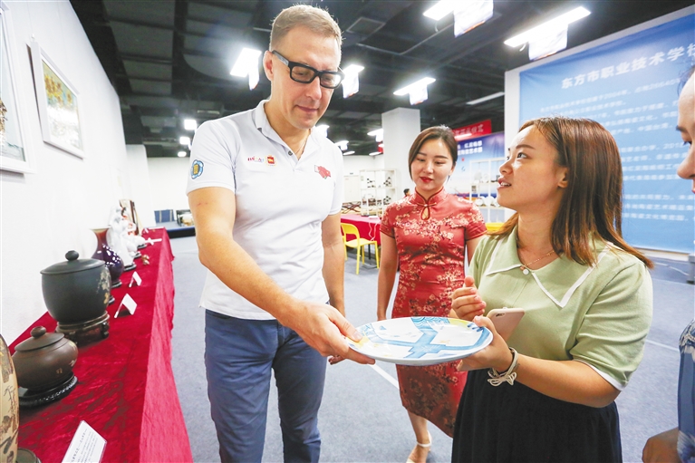 “海外傳播官”講好海南自貿故事