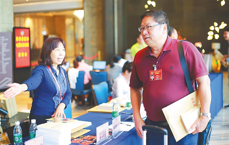 參加全省兩會的代表委員抵達海口報到