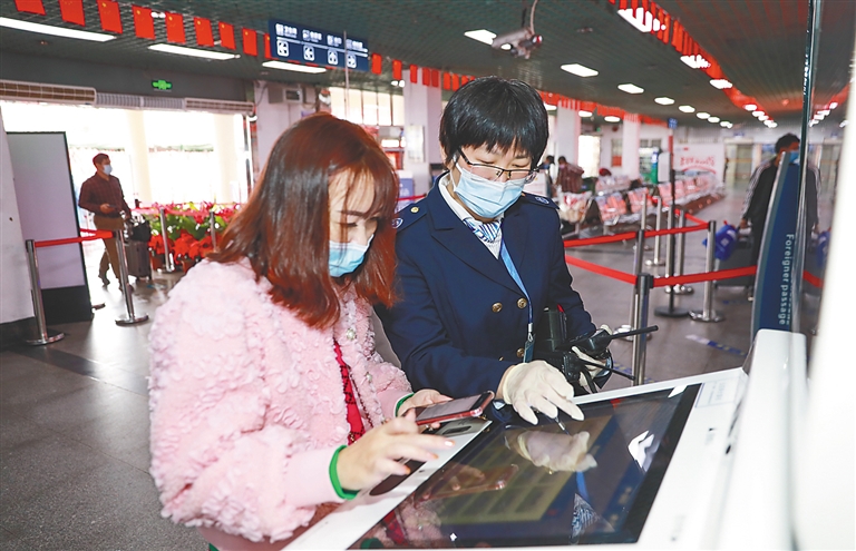 ?？谛阌⒏鄣墓ぷ魅藛T幫助旅客辦理臨時身份證明