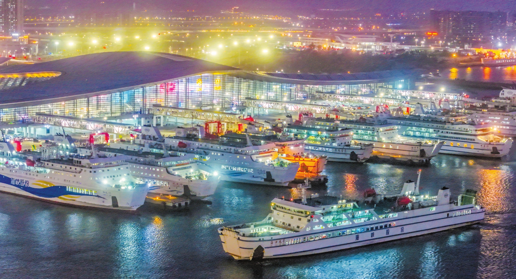 夜幕降臨，海口新海港碼頭燈火通明