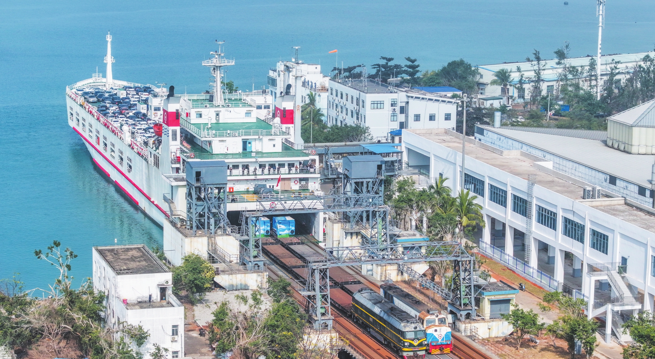 海口鐵路南港，火車在進(jìn)行分解推送上船作業(yè)