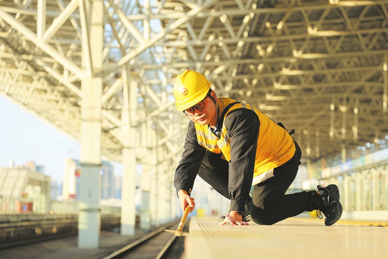 海南鐵路海口東房建工區(qū)工長(zhǎng)吳情春運(yùn)巡檢的一天