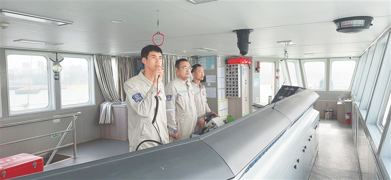 瓊州海峽新能源汽車專用船“綠源二號”船長黃萬里：精心掌舵 護航車輛安心進出島