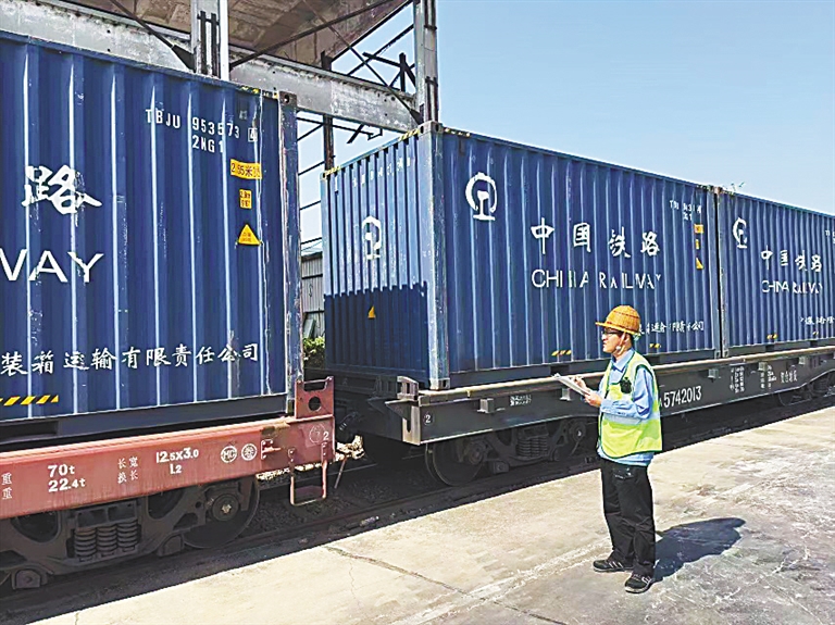 海南鐵路海口車站貨運員楊永靖：“看到滿載貨物的列車開往各地很有自豪感”
