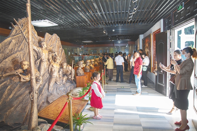 群眾帶孩子參觀紀念園陳列展館