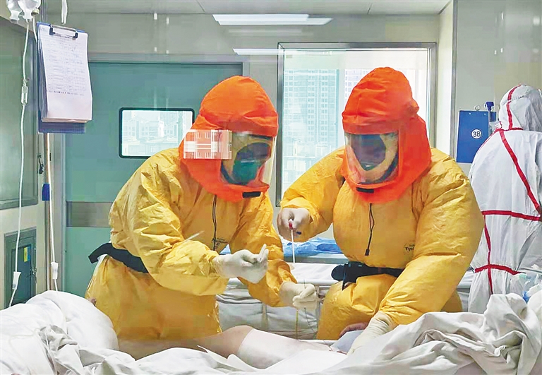 醫護人員在為新型冠狀病毒感染肺炎重癥患者治療護理