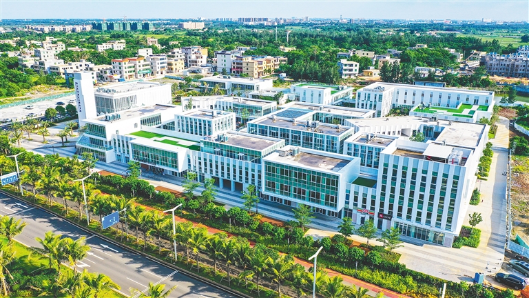 海口江東新區(qū)1.5級(jí)企業(yè)港，已吸引近百家企業(yè)入駐