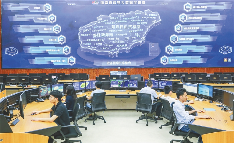 省大數據管理局大廳內，全省各部門各領域信息系統的政務數據在此暢通運行