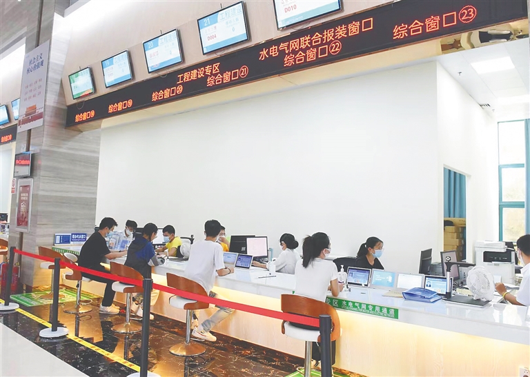 在澄邁縣政務服務大廳，群眾正在辦理“一業一證”