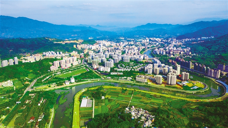 俯瞰五指山市通什鎮
