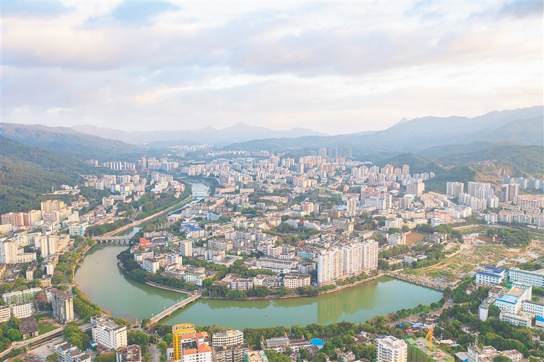 航拍南圣河繞城而過的五指山市市區