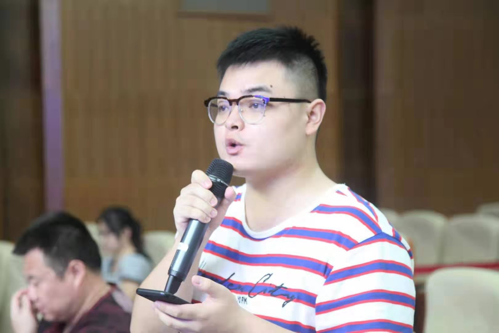 海南日?qǐng)?bào)記者提問
