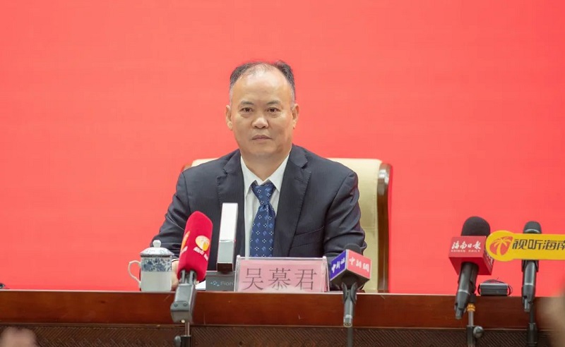 中共海南省委組織部副部長，省委非公有制經濟組織和社會組織工作委員會書記，省委組織部新聞發言人吳慕君