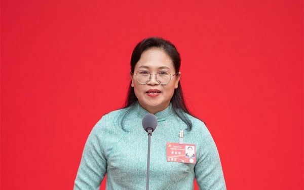 陵水黎族自治縣文羅鎮政府副鎮長，五星村黨支部書記黃麗萍