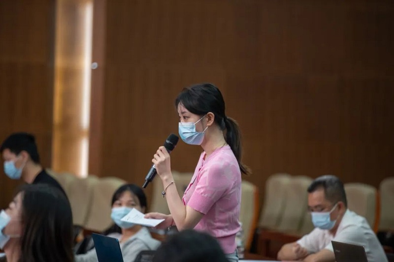 海南日報證券導報記者