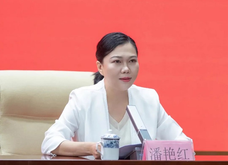 中共瓊海市委常委、市人民政府常務副市長潘艷紅