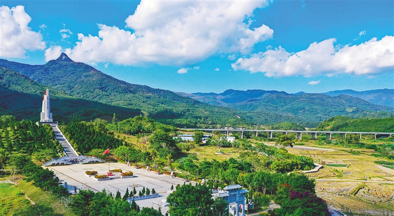 俯瞰五指山革命根據(jù)地紀念園