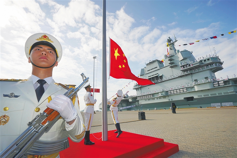 我國第一艘國產航空母艦在三亞交付海軍