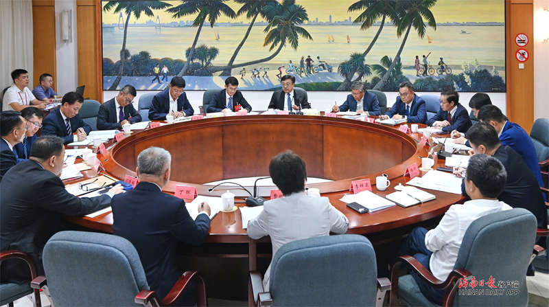馮飛參加省委八屆五次全會分組討論