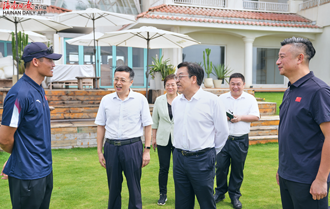 馮飛在萬寧調研經濟社會發展情況