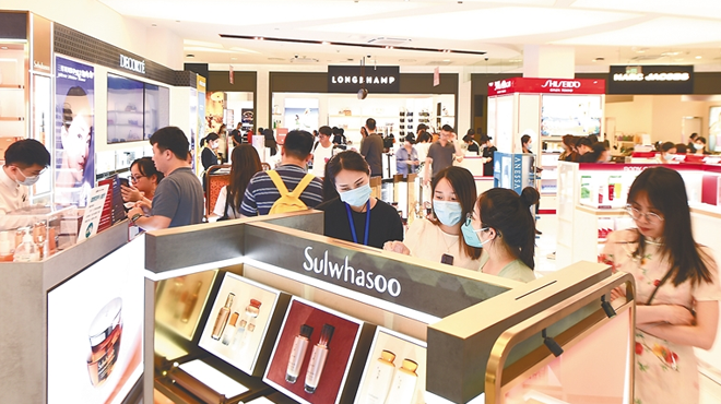 游客在中免集團?？谌赵聫V場免稅店選購商品
