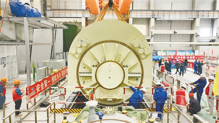 全國首臺GVPI技術(shù)500MW級全氫冷發(fā)電機(jī)在瓊安裝就位