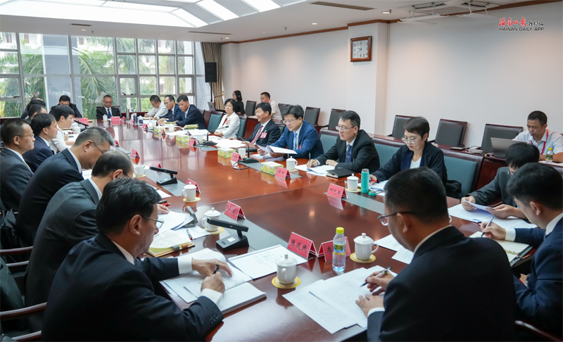 劉小明參加省委八屆五次全會分組討論