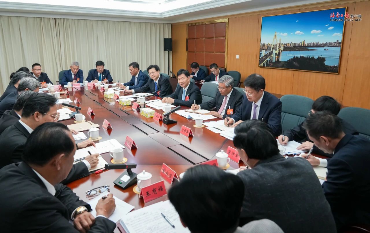劉小明參加省委八屆六次全會分組討論
