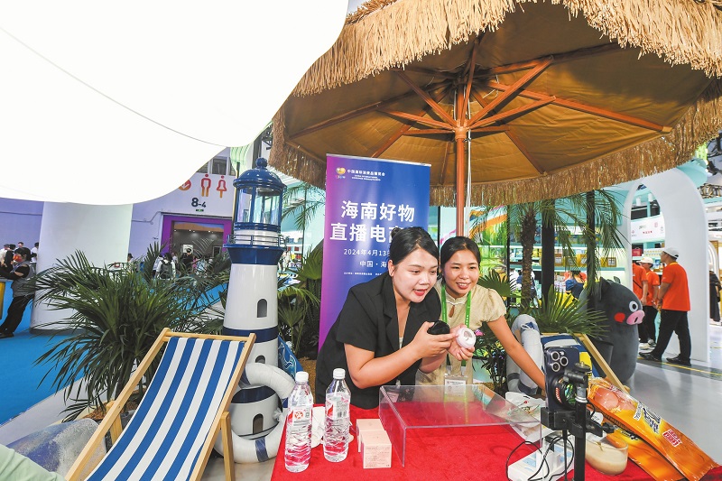 消博會上直播電商在海南館推廣海南特色產(chǎn)品