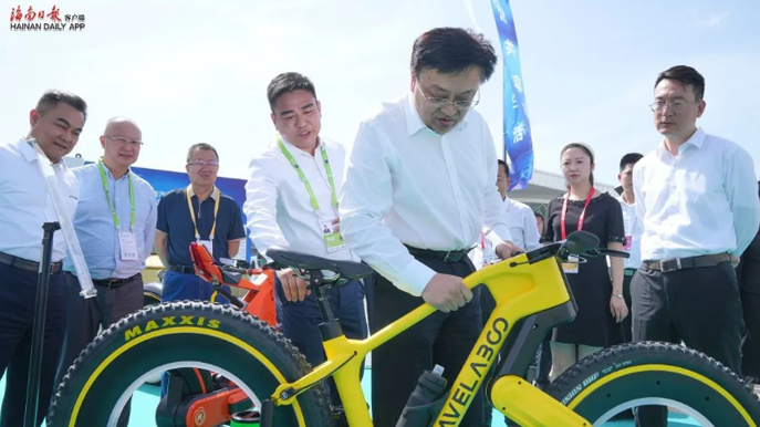 ?馮飛到第五屆中國國際消費品博覽會巡館