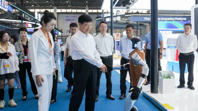 劉小明到第五屆中國國際消費品博覽會巡館