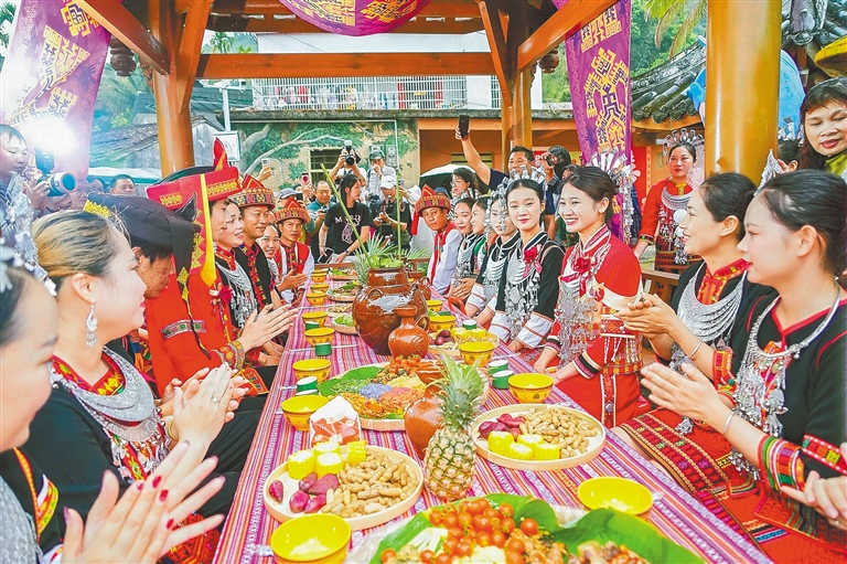 五指山毛納村：民俗展演引游人