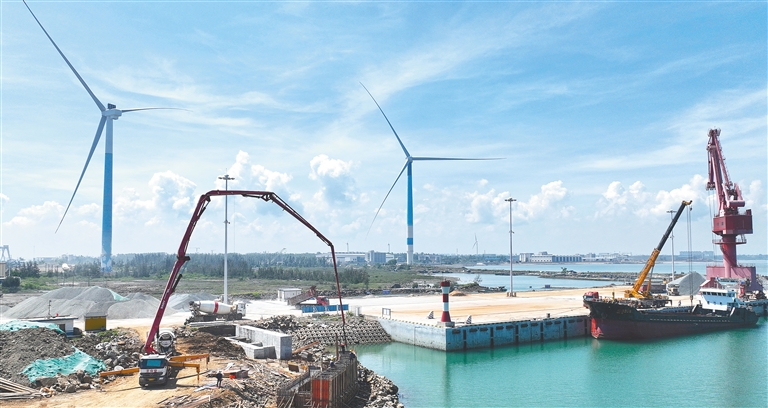 臨高金牌港開發區：作業與建設并進