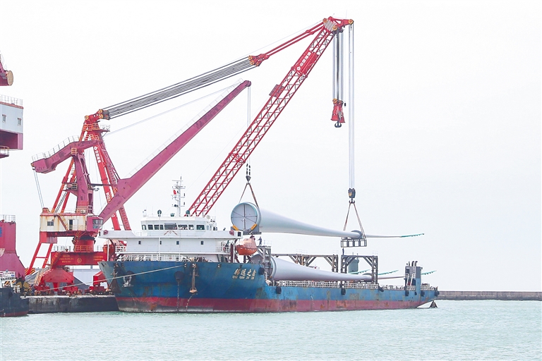 “海南造”超百米風電葉片啟運出島
